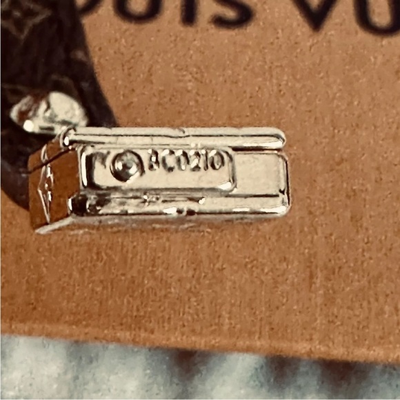 Reversible Louis Vuitton Monogram Bracelet - Picture 10 of 12